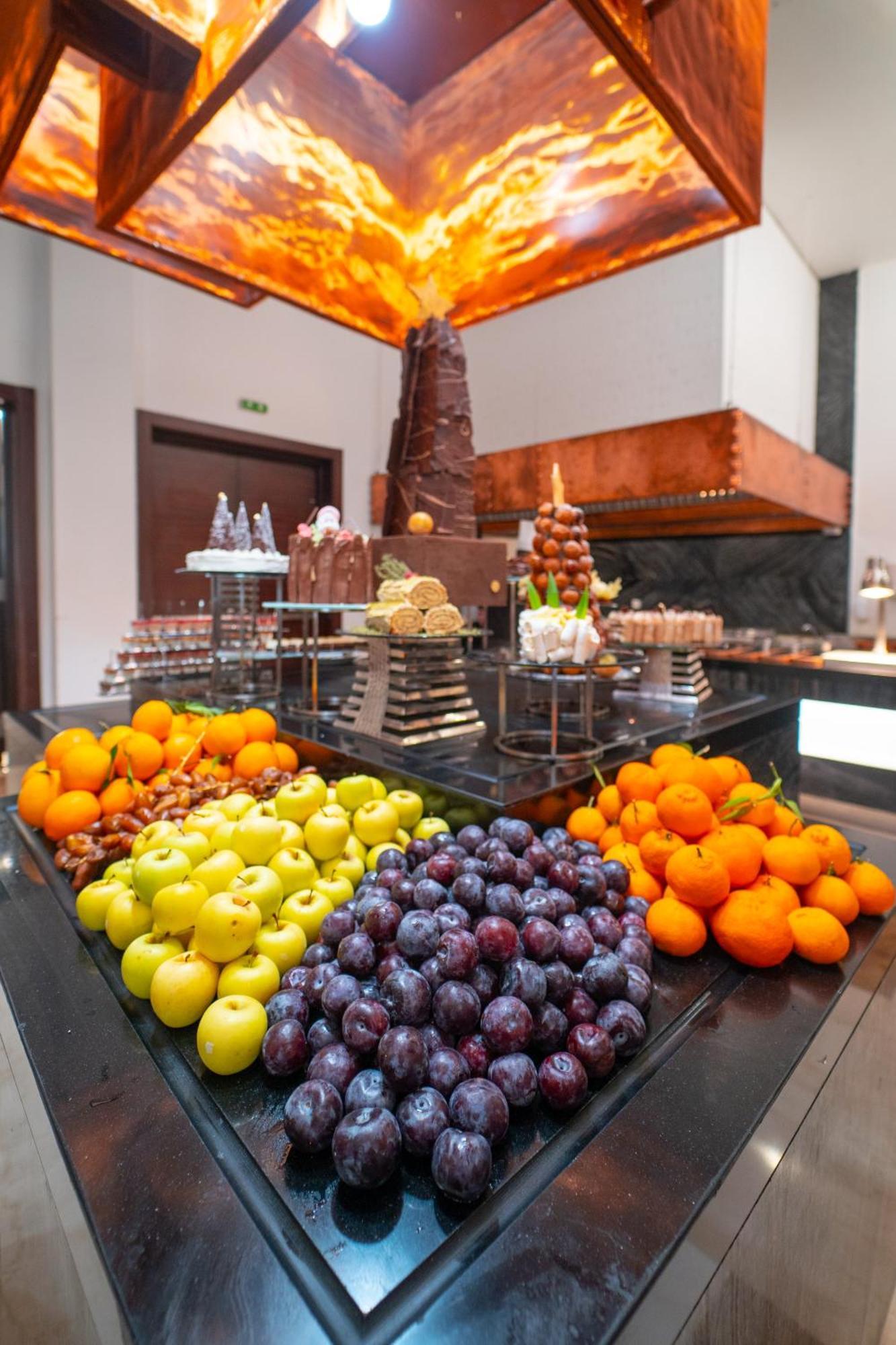 Moevenpick Hotel Du Lac Τύνιδα Εξωτερικό φωτογραφία Fruit at a buffet